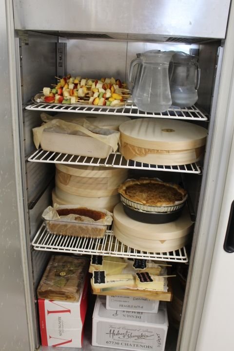 Un réfrigérateur rempli de diverses préparations culinaires et d'ingrédients, photo gratuite