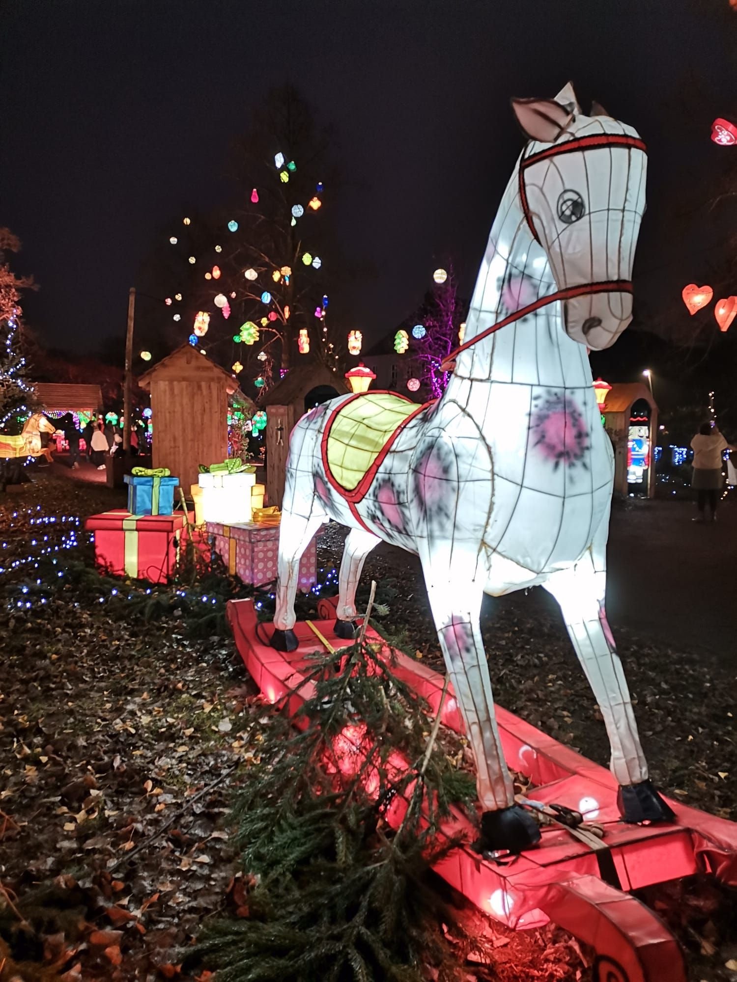 Cheval en bois illuminé au sentier des lanternes à Metz
