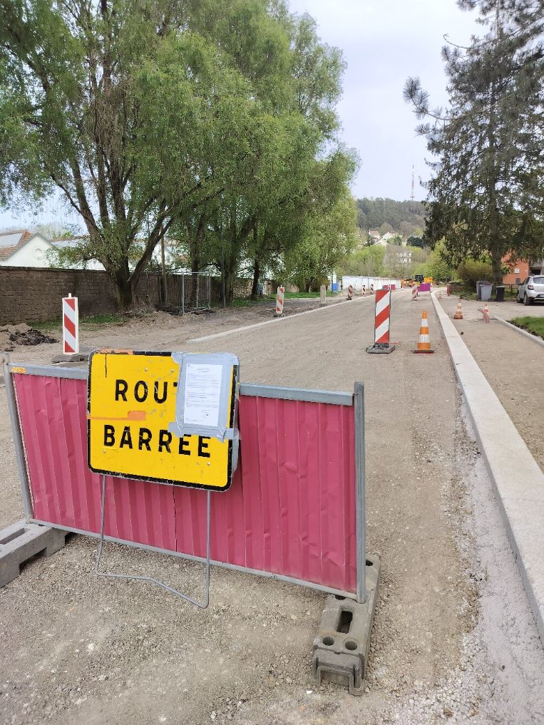 Panneau signalant une route barrée