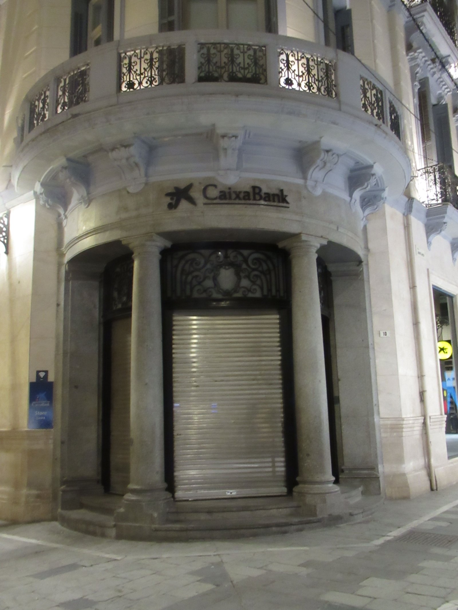 Une agence de CaixaBank, un important groupe financier espagnol, photo gratuite