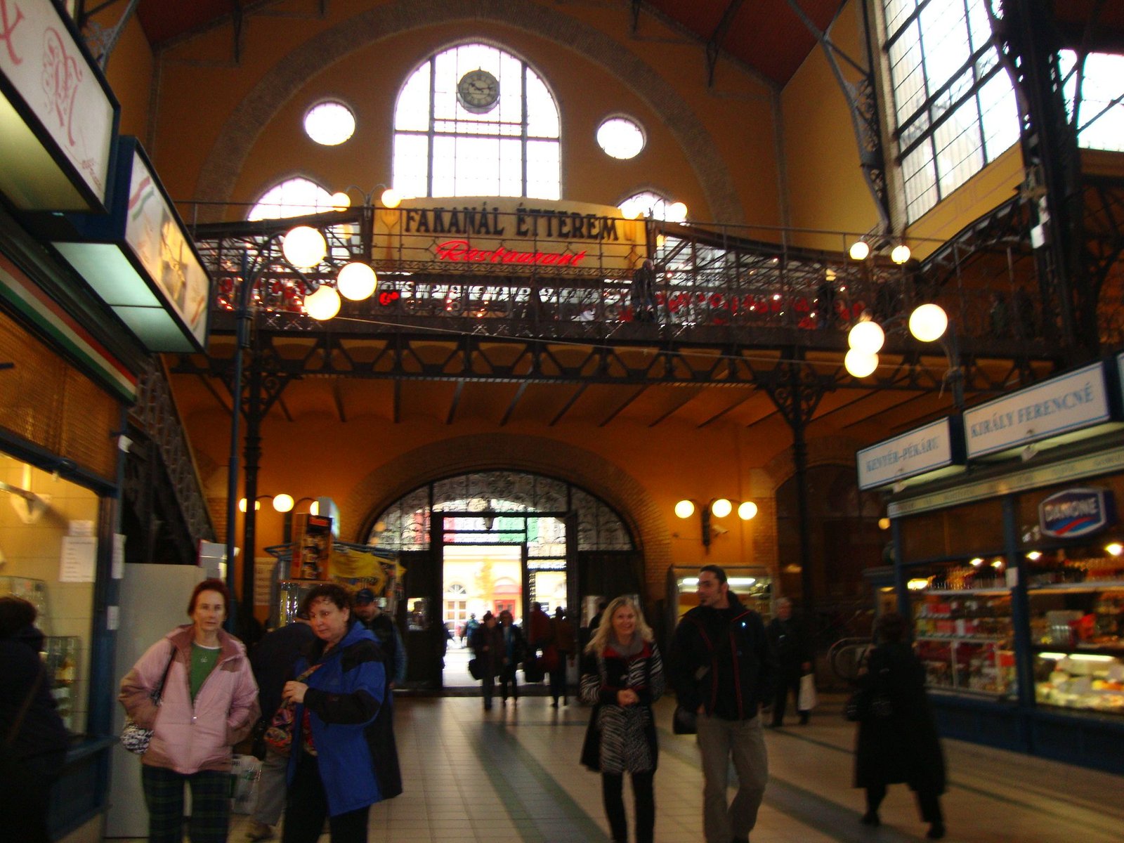 Intérieur du grand marché couvert de Budapest photo gratuite