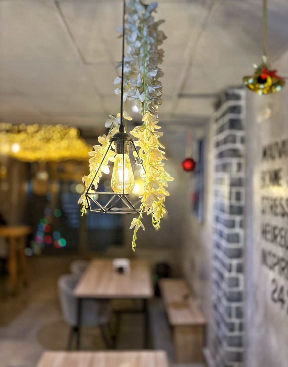 Lustre simple décoré pour noël dans un restaurant photo gratuite
