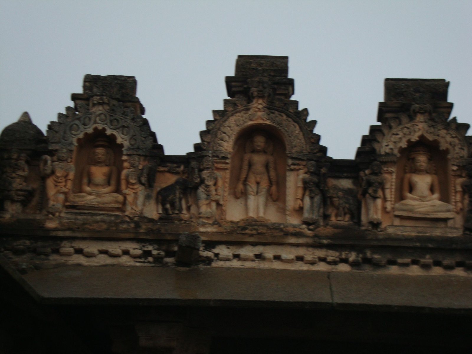 Des sculptures et des structures architecturales faisant partie du temple de Gomateshwara, photo gratuite
