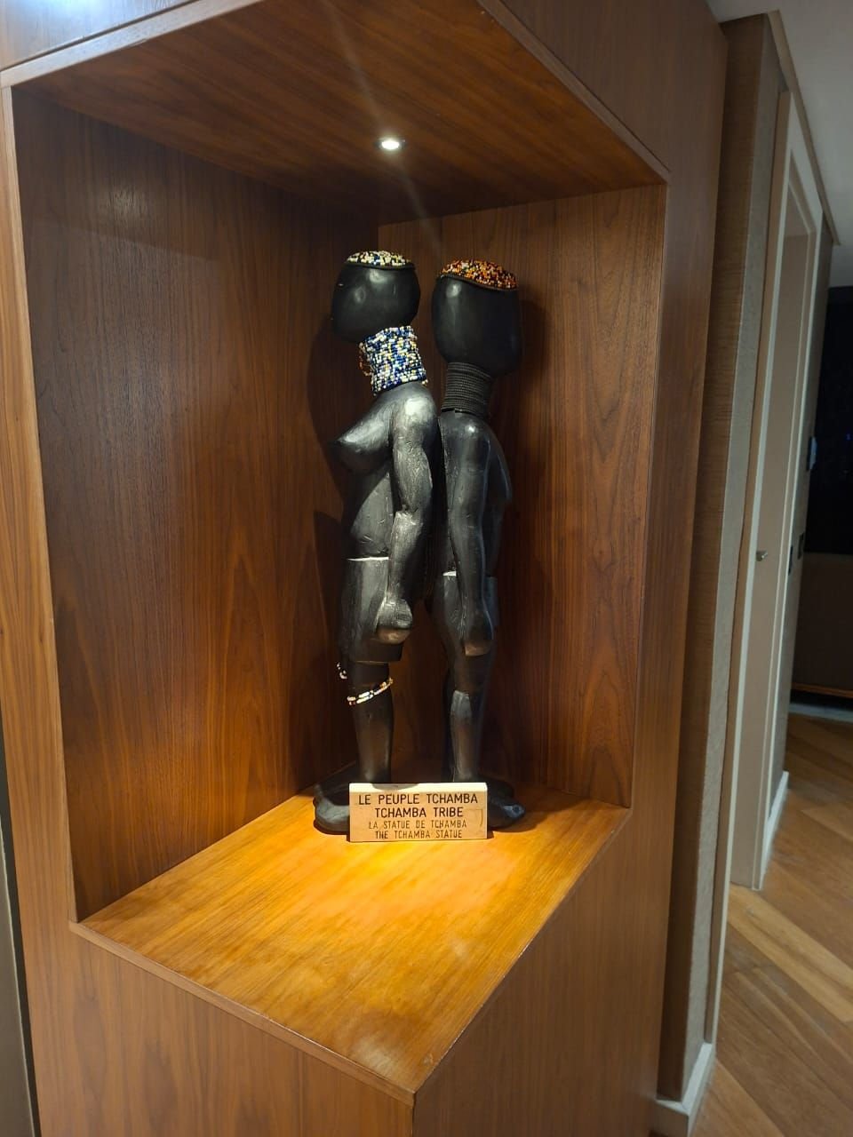 Des sculptures en bois de type art premier africain, photo gratuite