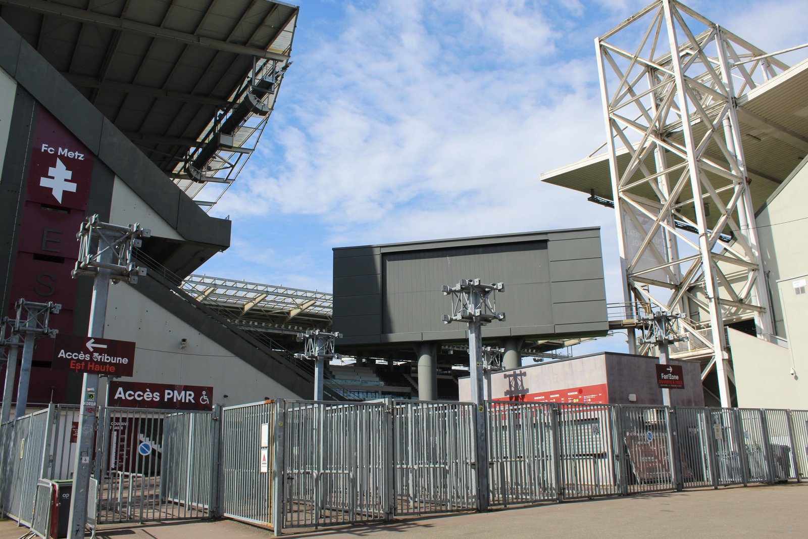 Extérieur du Stade Saint-Symphorien, photo gratuite