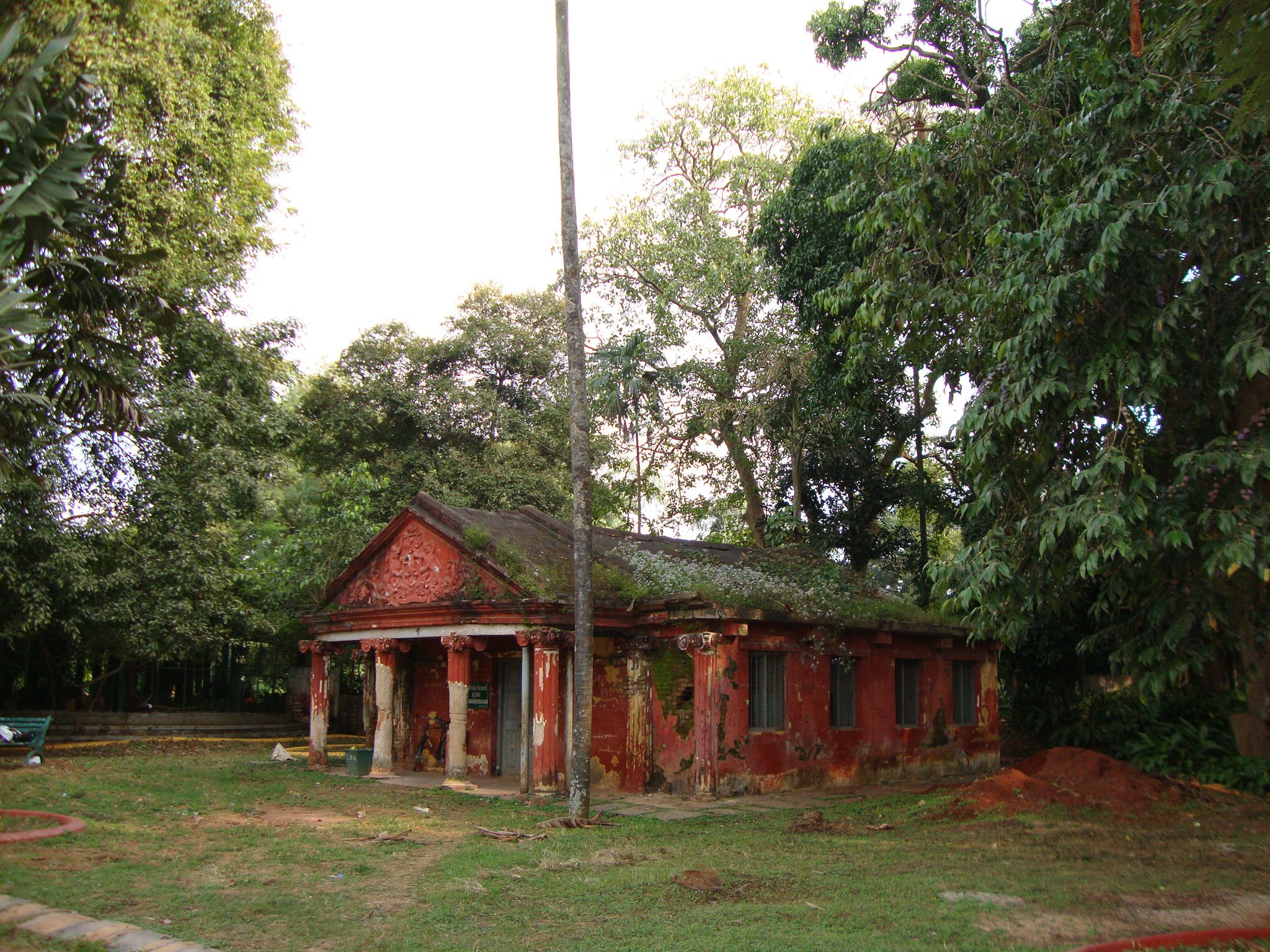 Krumbiegel Hall, also known as Horticulture Lecture Hall, located in the LalBagh Botanical Garden in Bangalore, India, free photo