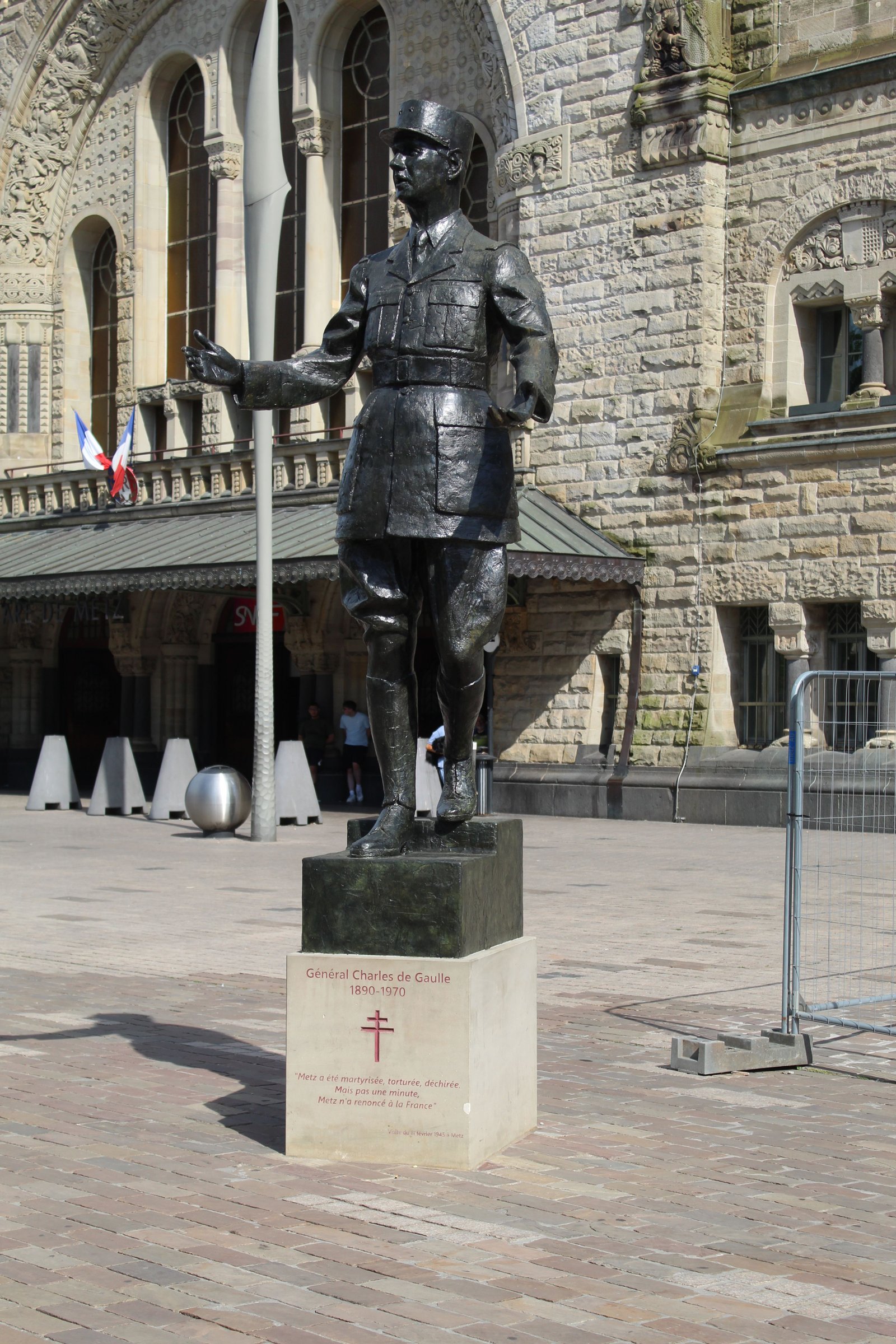 Statue du Général de Gaulle, la gare de Metz-Ville, France, photo gratuite