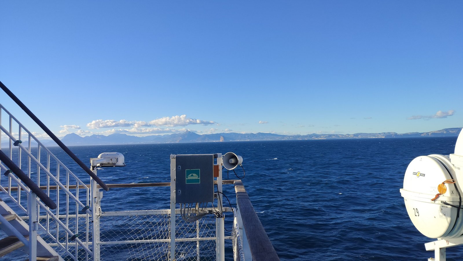 Un paysage maritime depuis le pont d'un bateau de croisière, photo gratuite