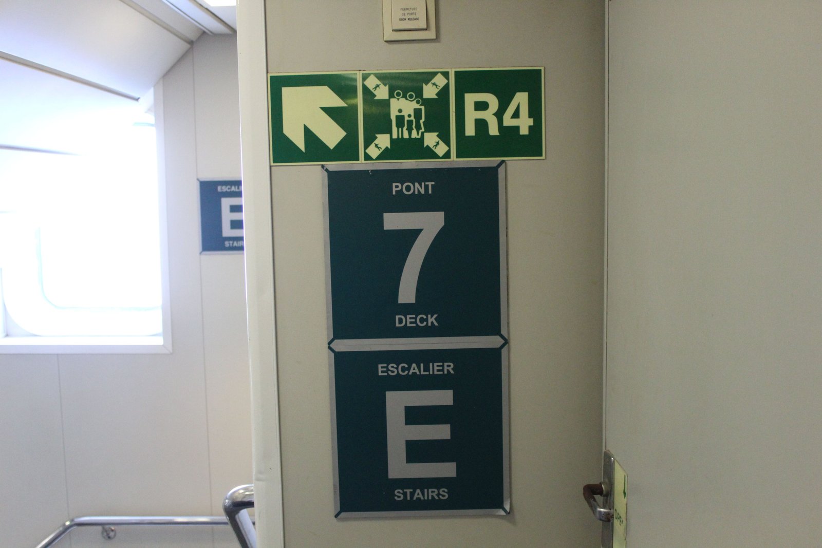 Des panneaux de signalisation indiquant l'emplacement et la navigation à l'intérieur d'un navire, photo gratuite