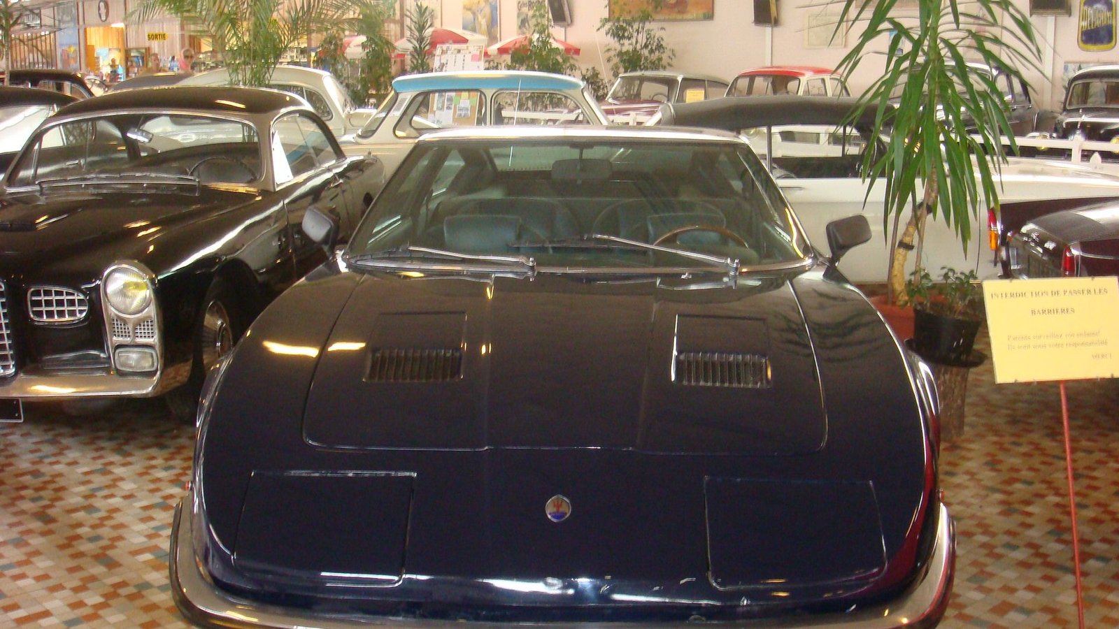 Voiture noire de sport Maserati de collection ancienne photo gratuite