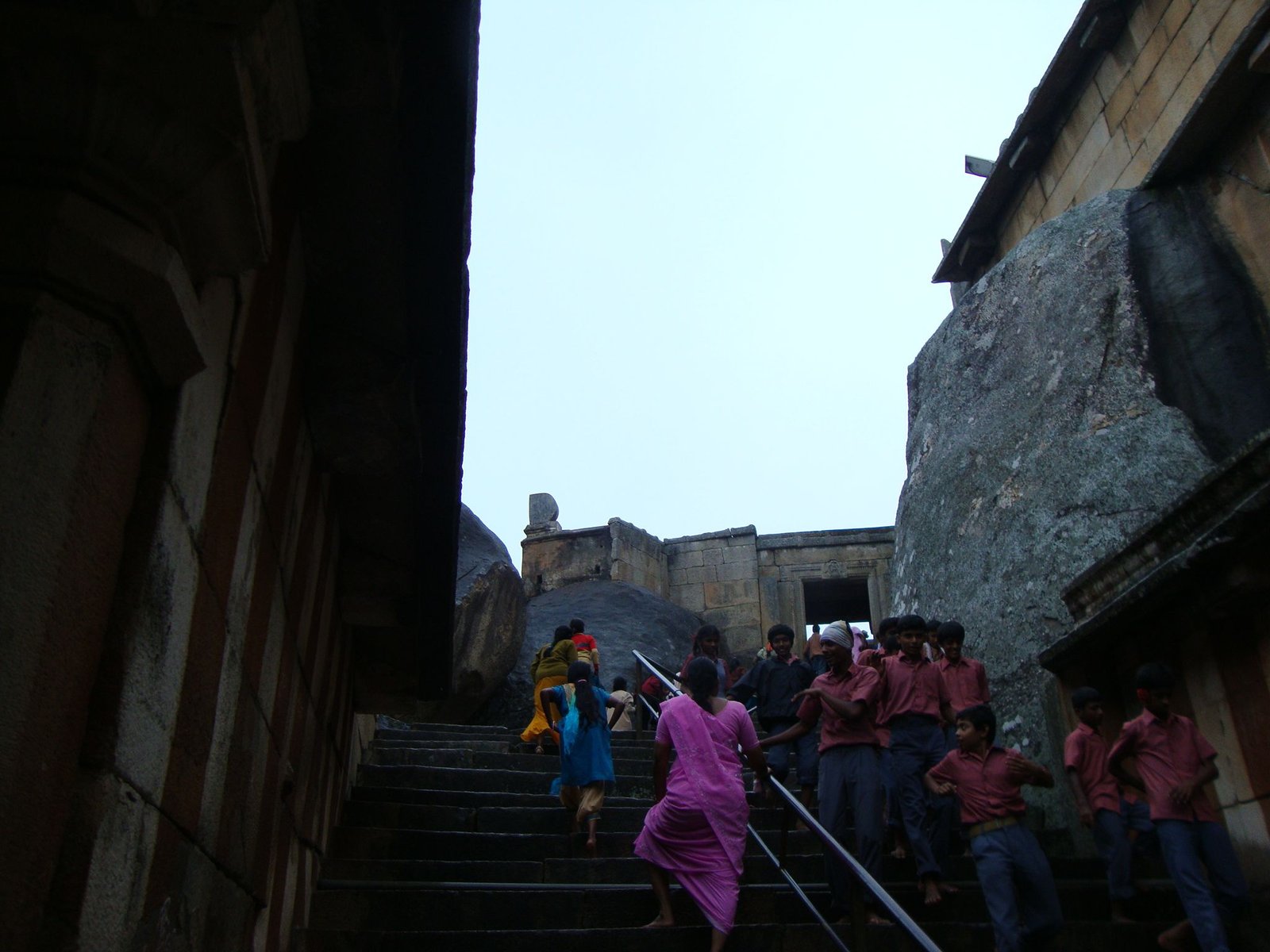 Un groupe de personnes, dont des enfants et des adultes, montant ou descendant des marches dans le Temple de Gomateshwara à Shravanabelagola, dans l'État du Karnataka, en Inde, photo gratuite