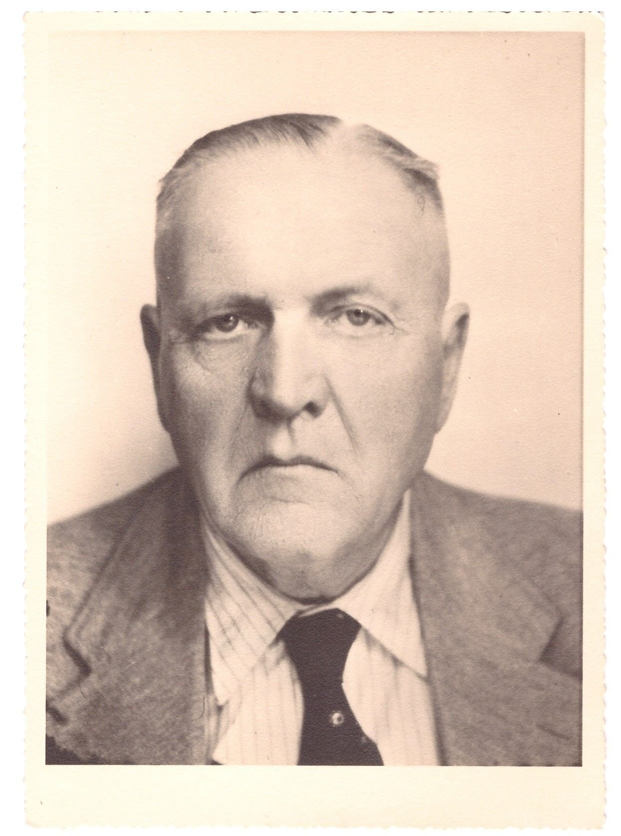 Photo portrait ancienne d'un homme âgé en noir et blanc image gratuite