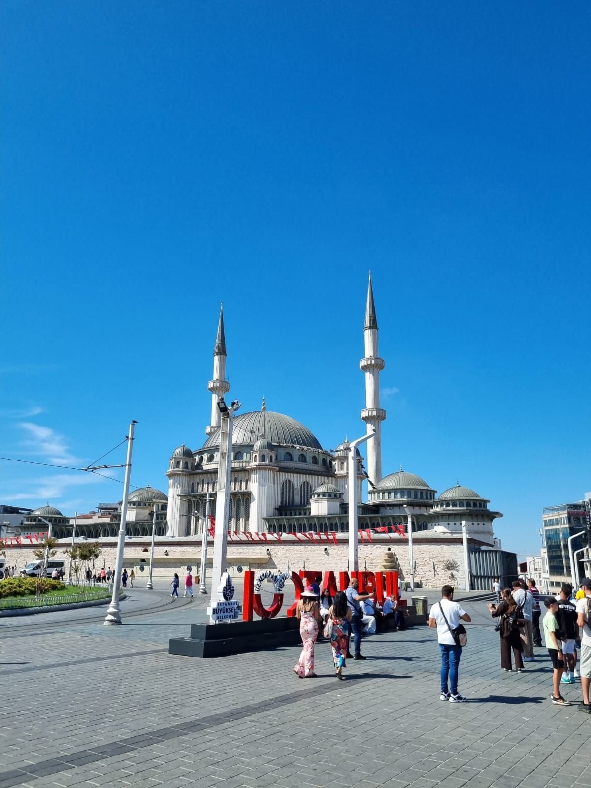Personnes devant l'entrée de la Mosquée Taksim à Istanbul en Turquie photo gratuite