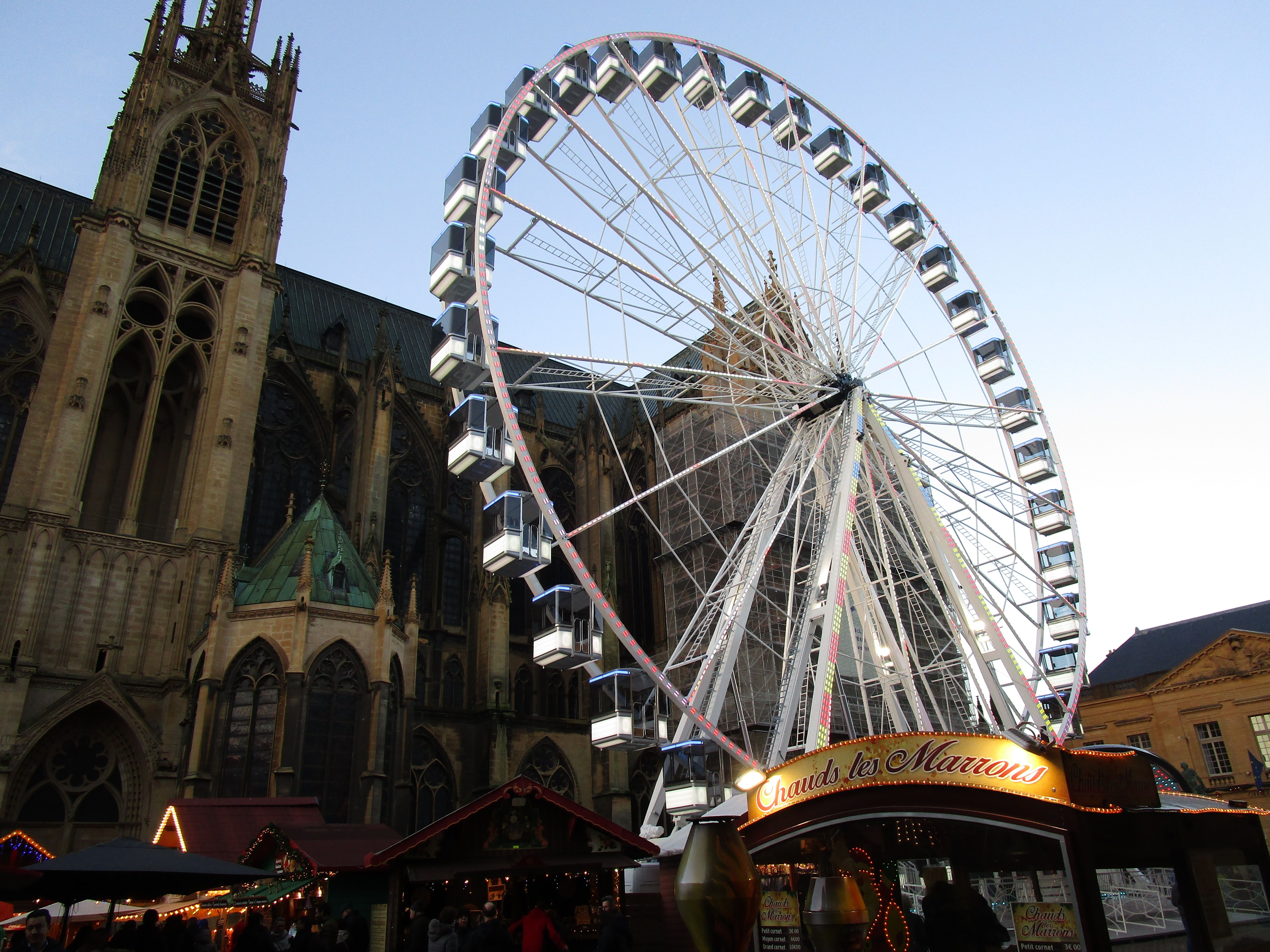 Grande roue du marché de noël devant la cathédrale de Metz en France