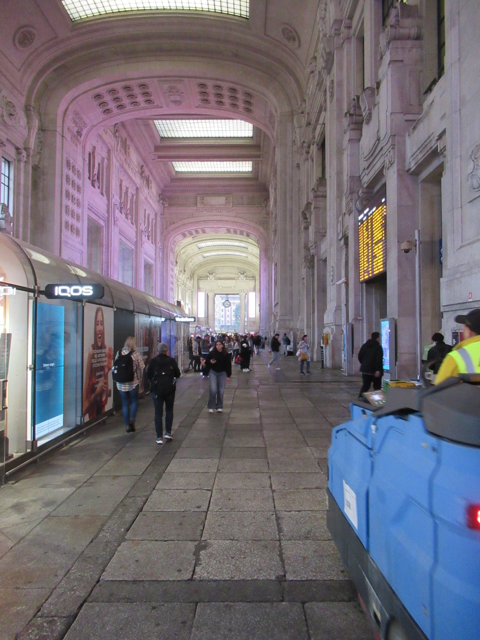 Personne à l'intérieur de la gare centrale à Milan Lombardie en Italie photo gratuite