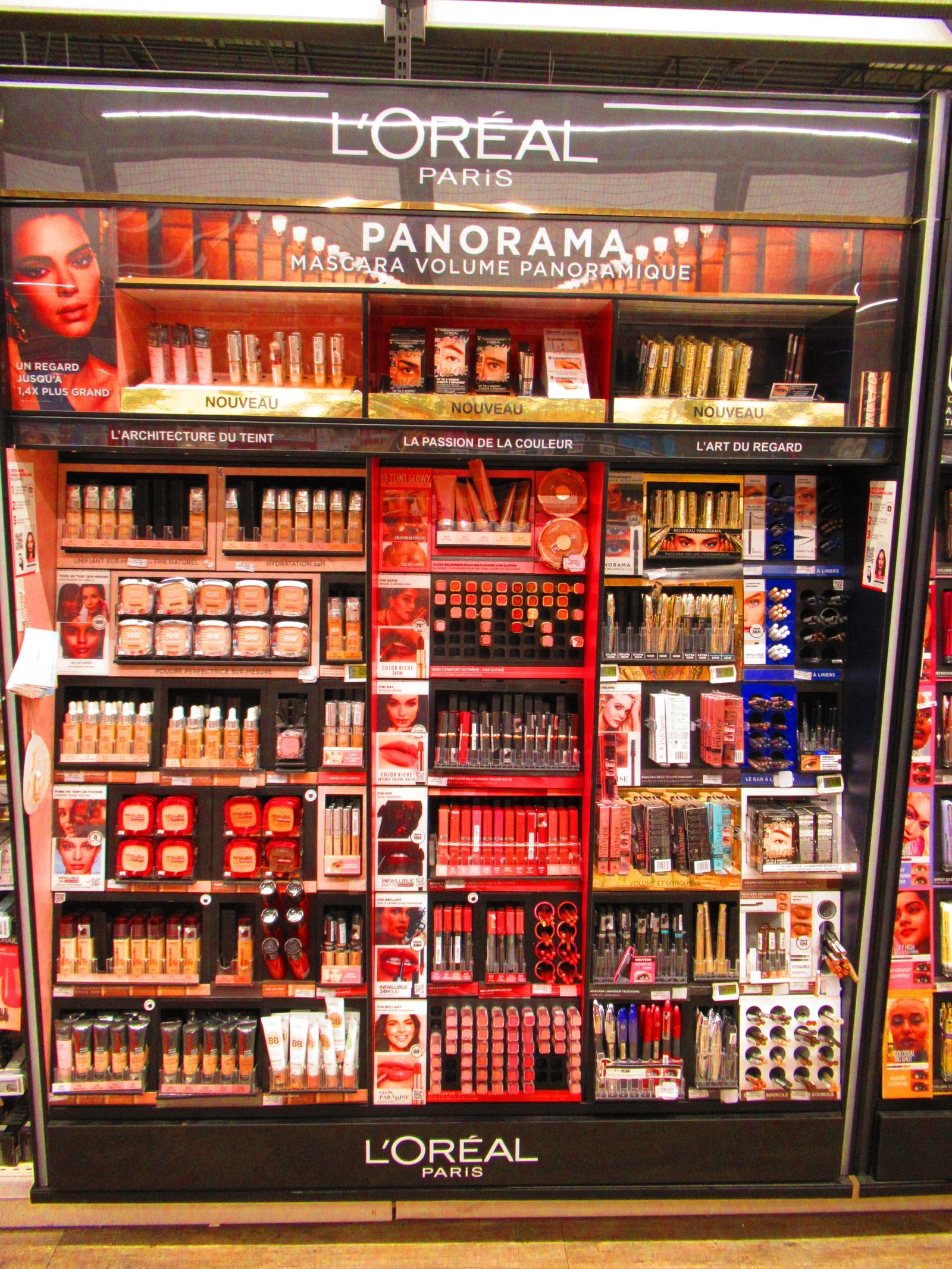 Rayon de produits de maquillage L'Oréal Paris dans un supermarché photo gratuite