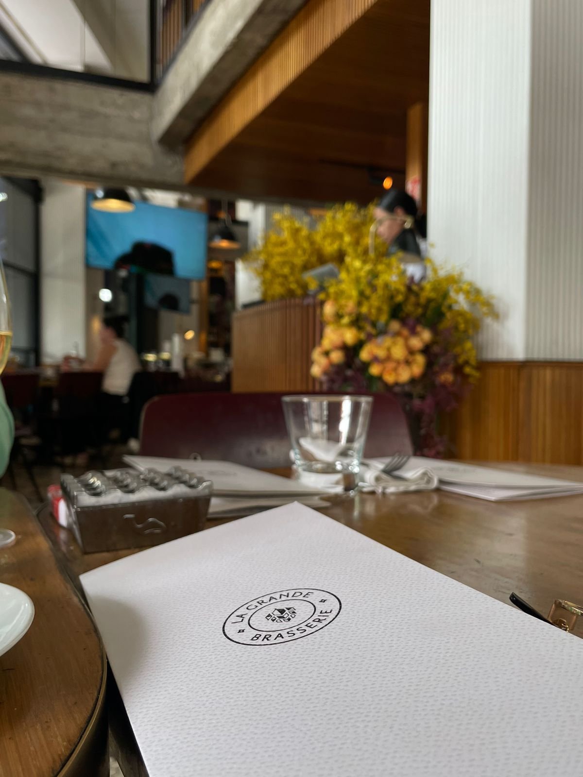 L'intérieur d'un restaurant nommé La Grande Brasserie, photo gratuite