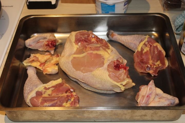 Un plat en métal contenant des morceaux de poulet cru photo gratuite