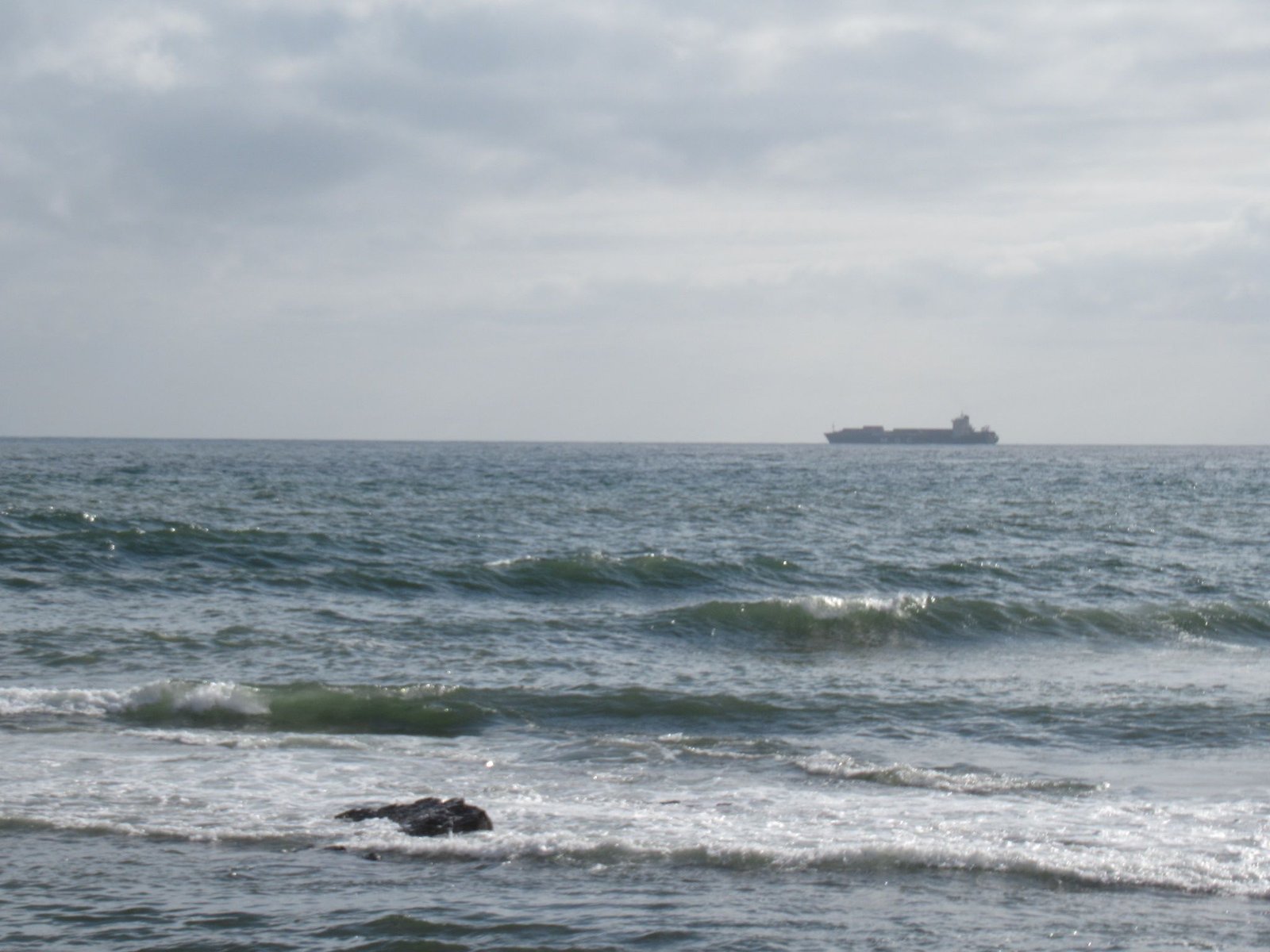 Un navire de charge, un cargo en mer, photo gratuite
