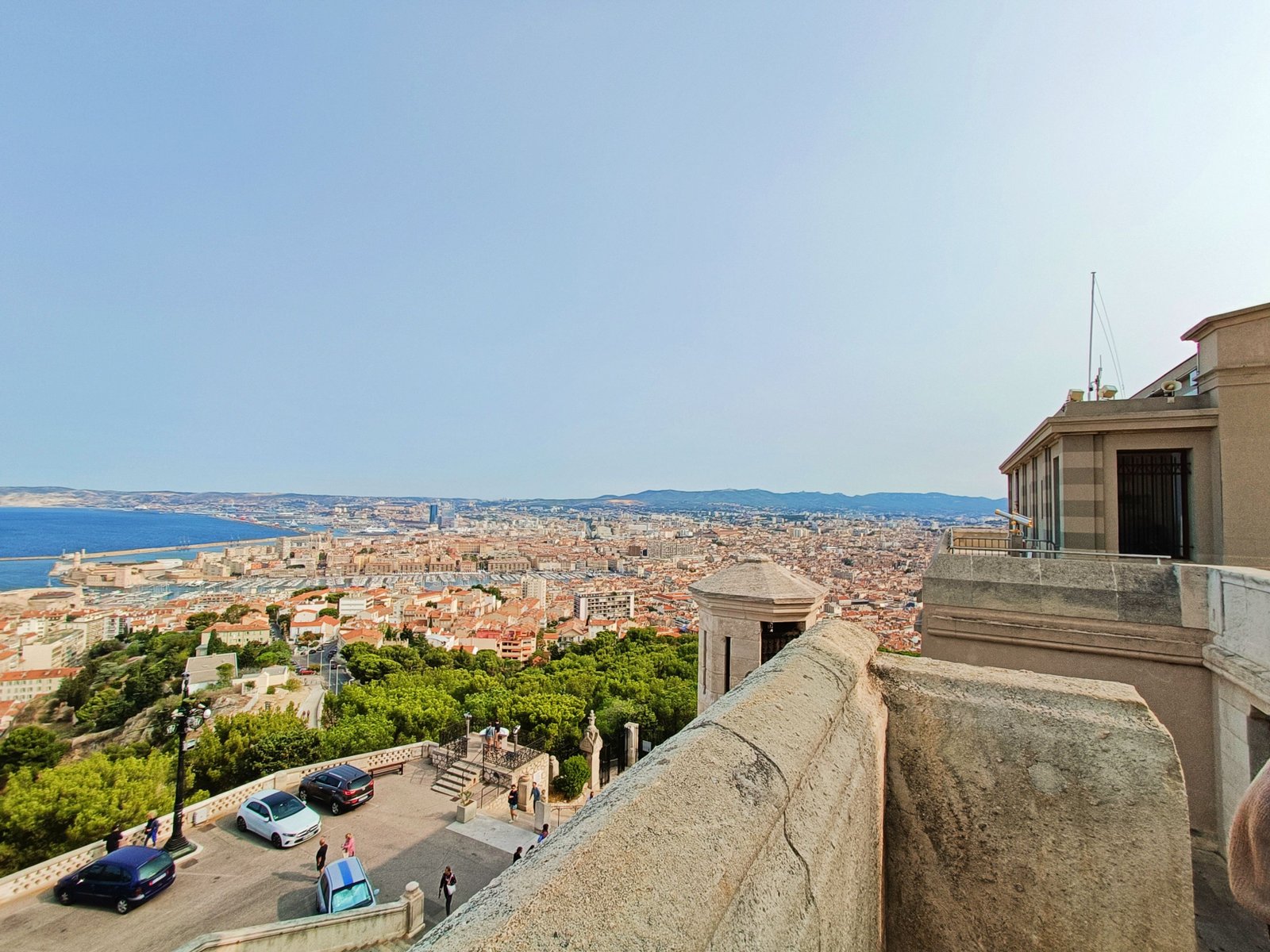La vue panoramique depuis la Basilique Notre-Dame de la Garde, un monument emblématique qui domine la ville de Marseille, photo gratuite