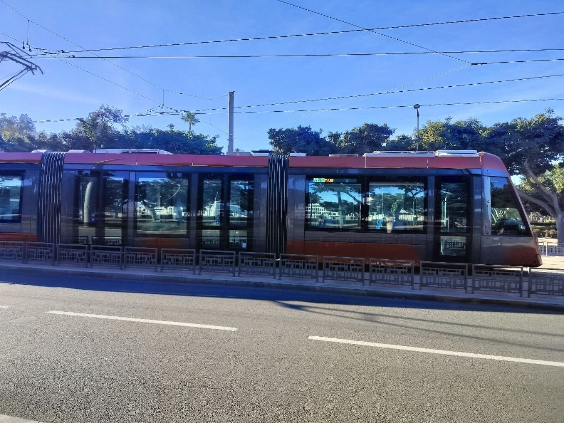 Tramway électrique en déplacement à Casablanca photo gratuite