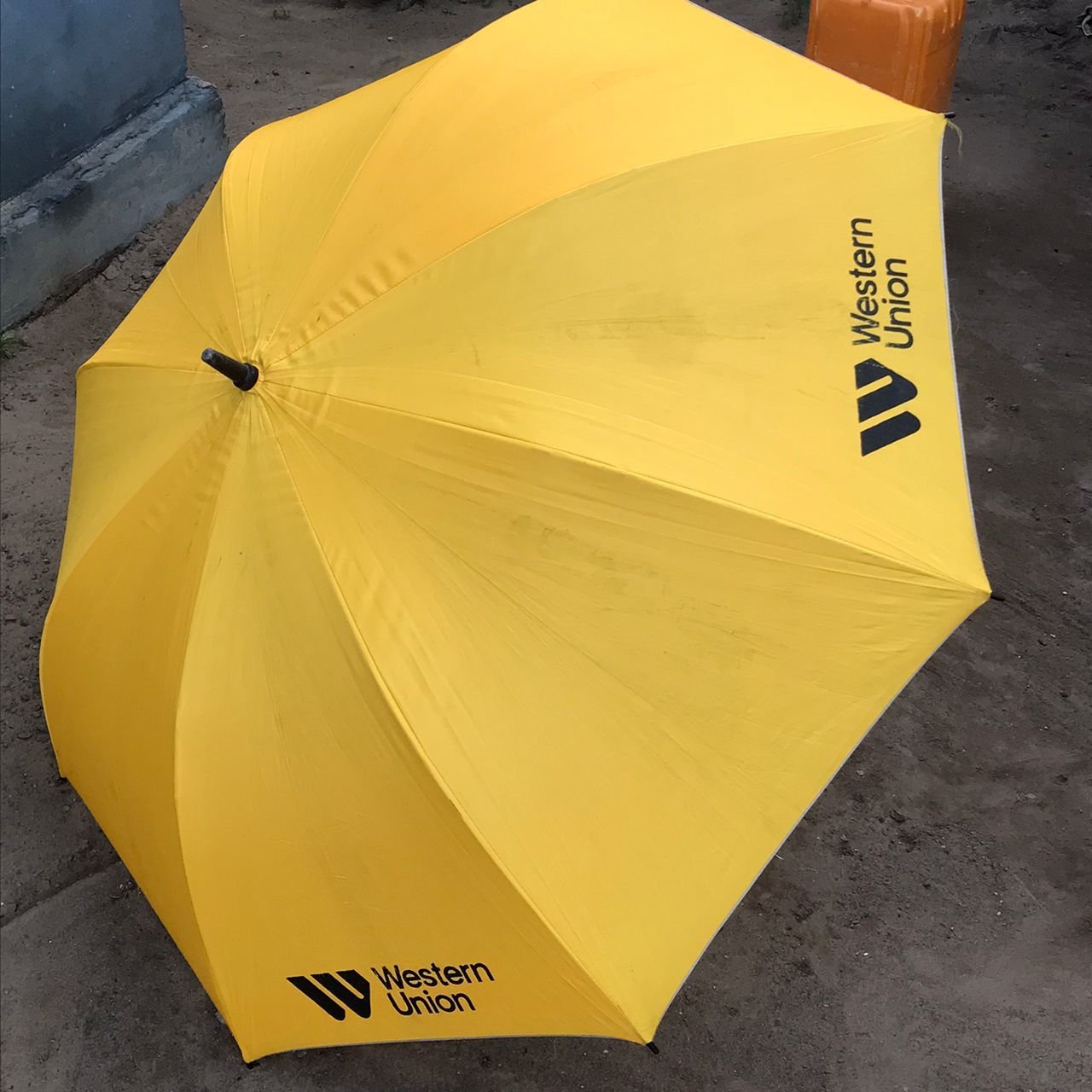 Parasol jaune Western Union photo gratuite