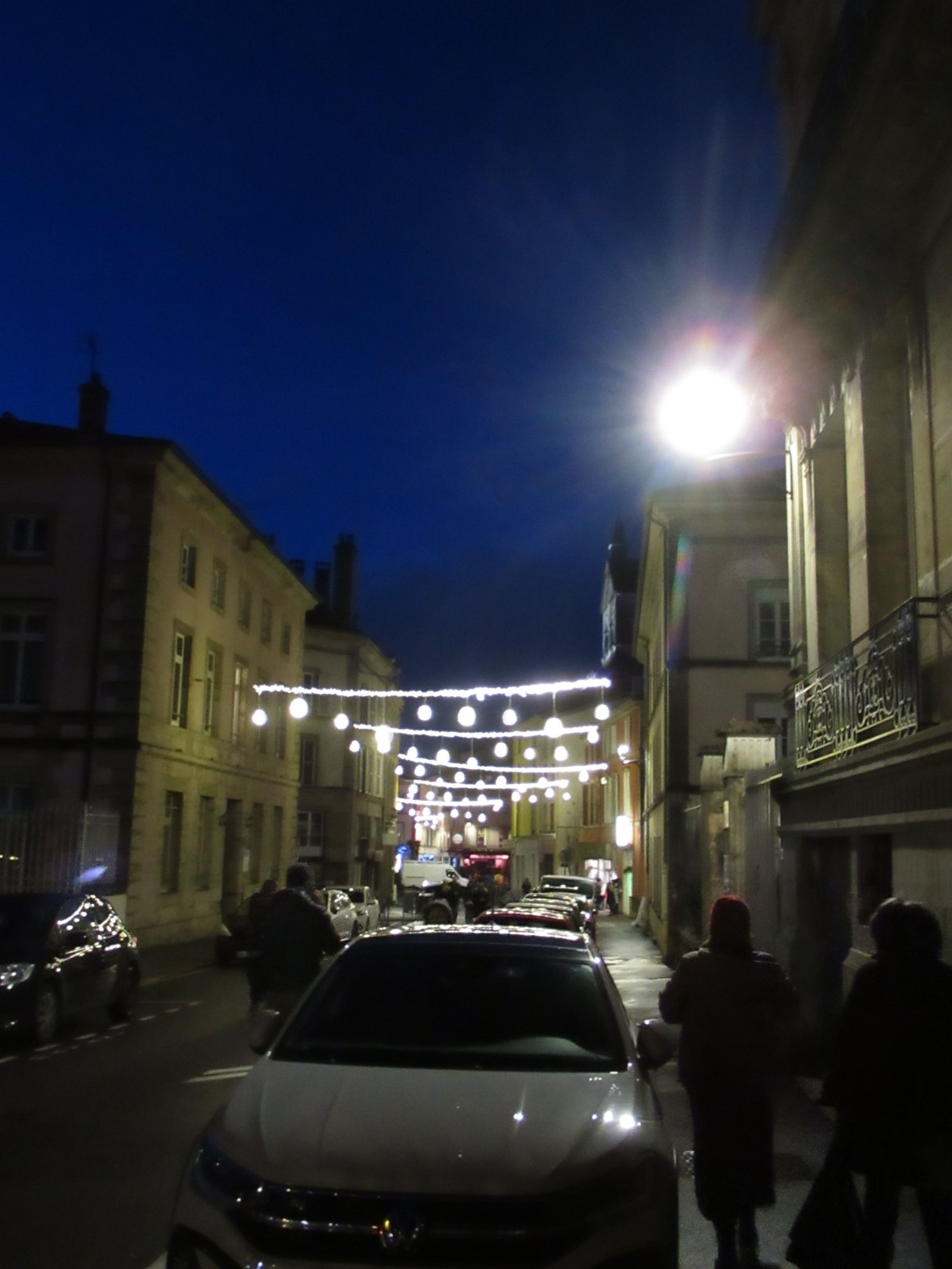 Une ruelle animée, lumière, voiture, personnes, photo gratuite