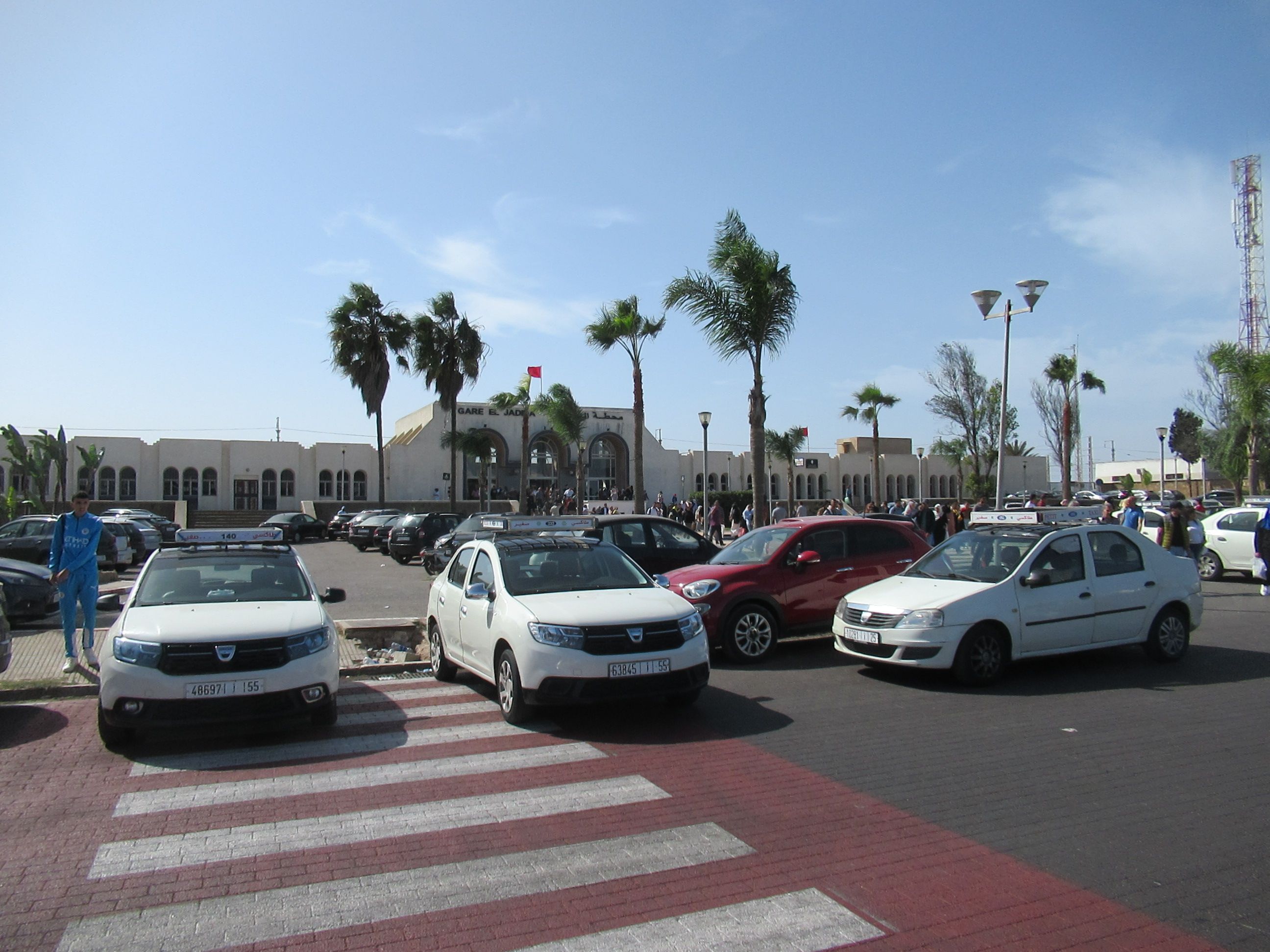 Voitures et taxis stationnées devant la gare d'El Jadida au Maroc photo gratuite
