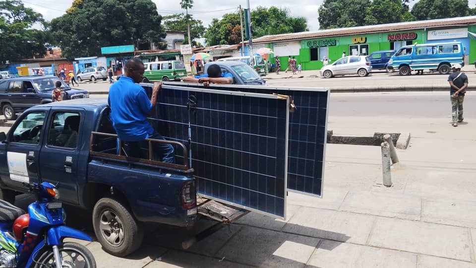 A vehicle transporting solar panels (free photo)