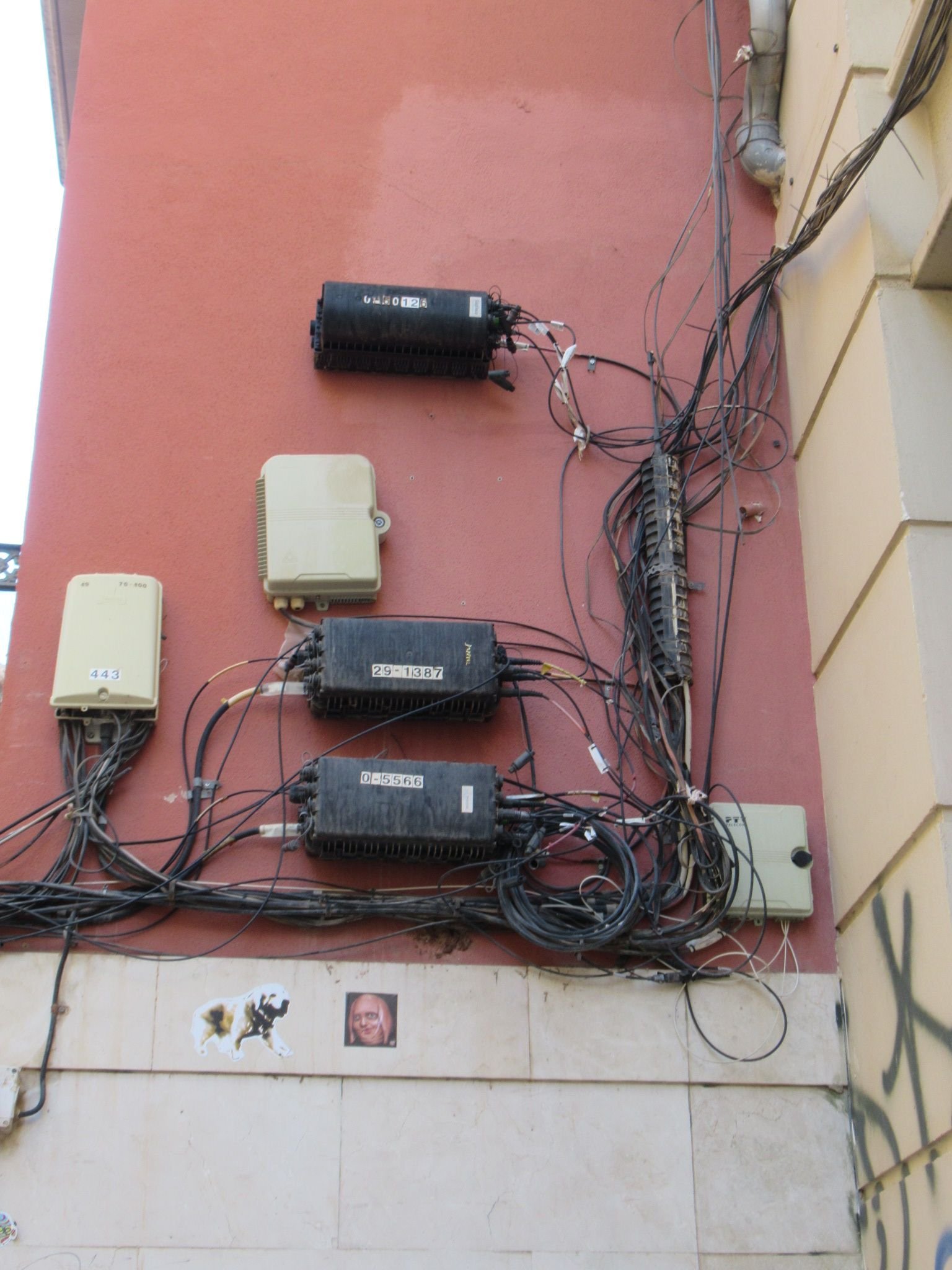 Des équipements de télécommunications installés sur le mur extérieur d'un bâtiment, photo gratuite