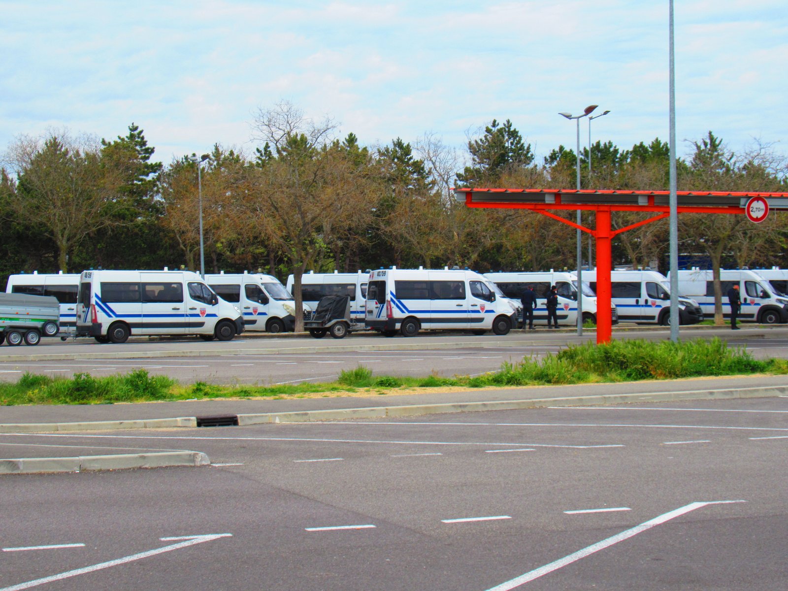 Camionnette de CRS sur une aire de repos