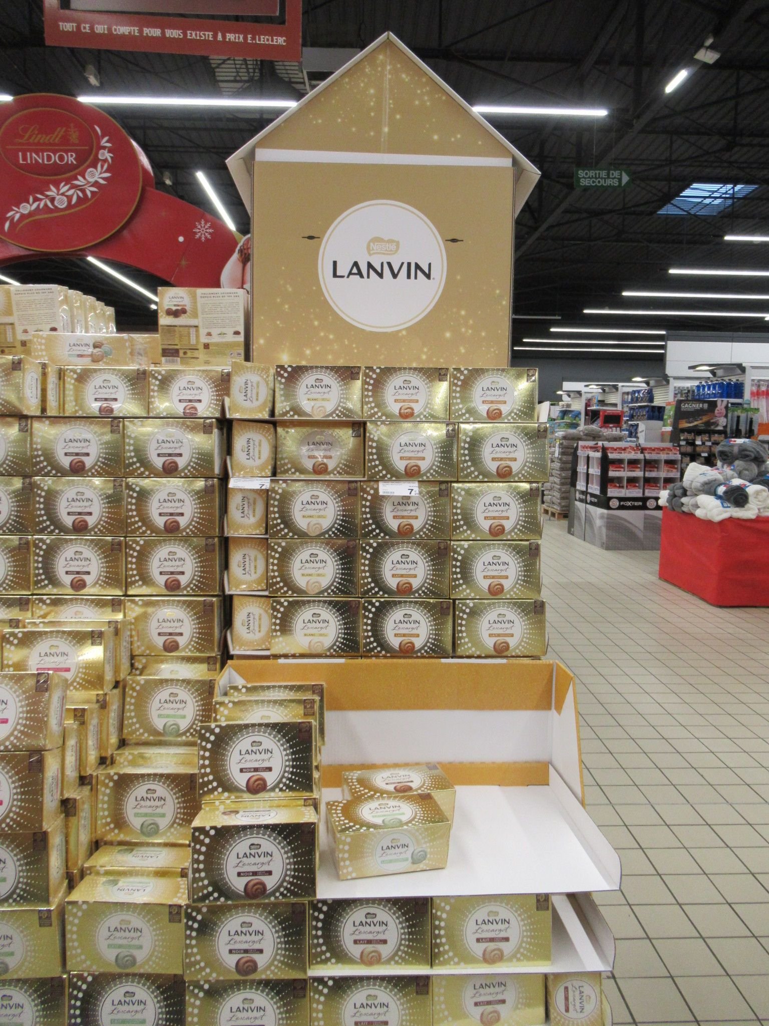 Boites de chocolats Nestlé Lanvin disposées dans le hypermarché E.Leclerc photo gratuite