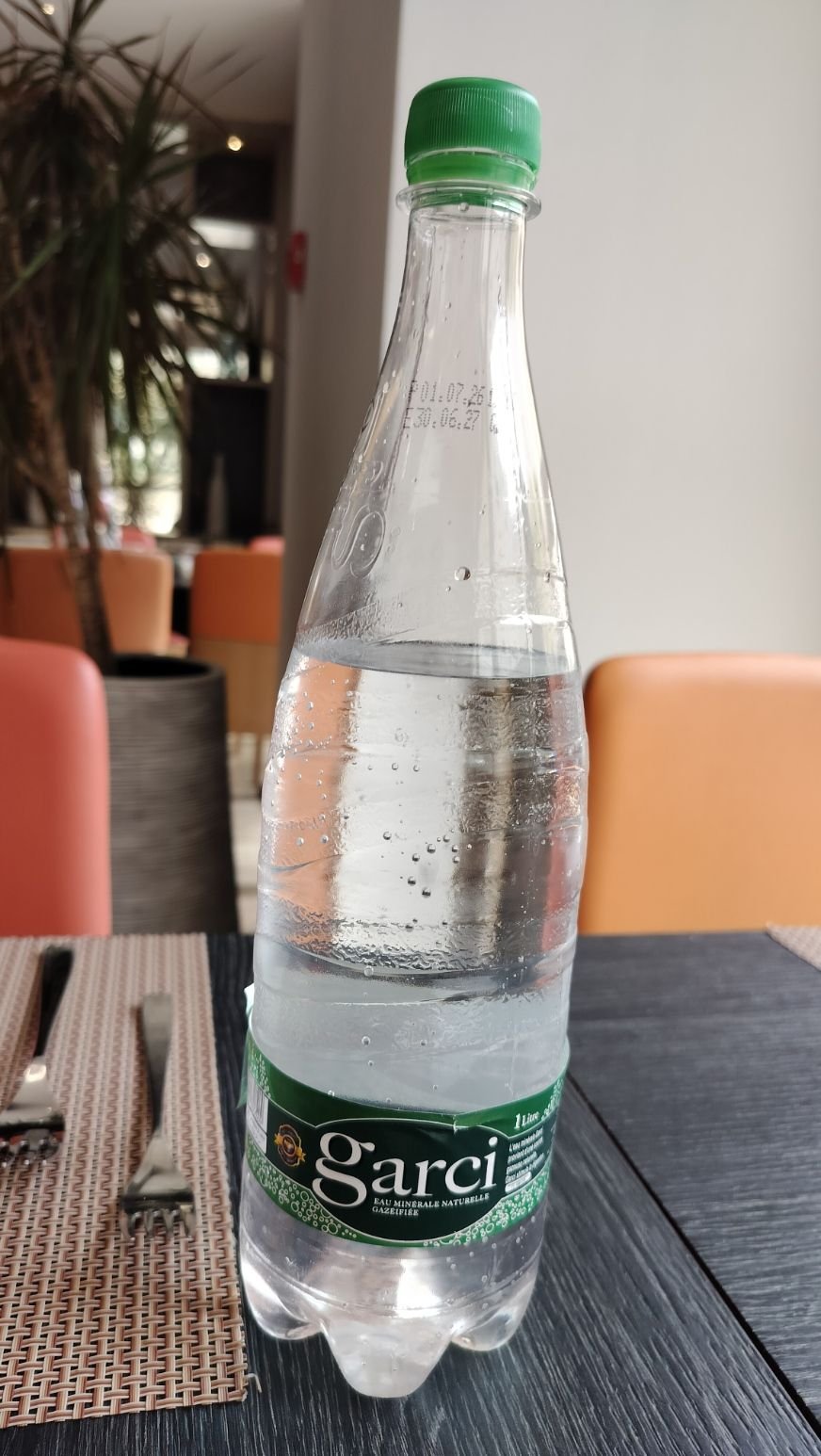 Bouteille d'eau minérale naturelle gazéifiée Garci, photo gratuite