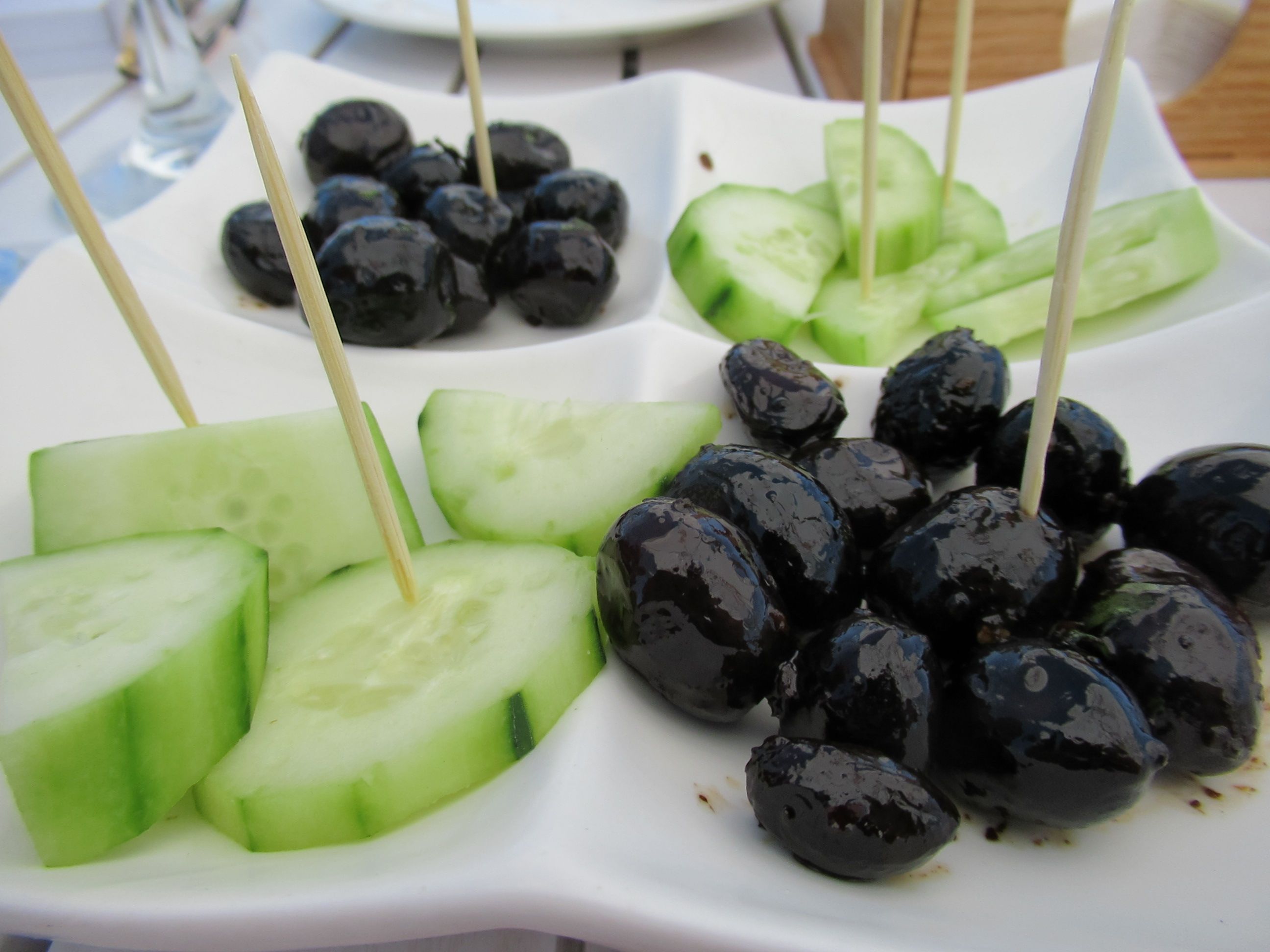 Olives noires et tranches de concombre