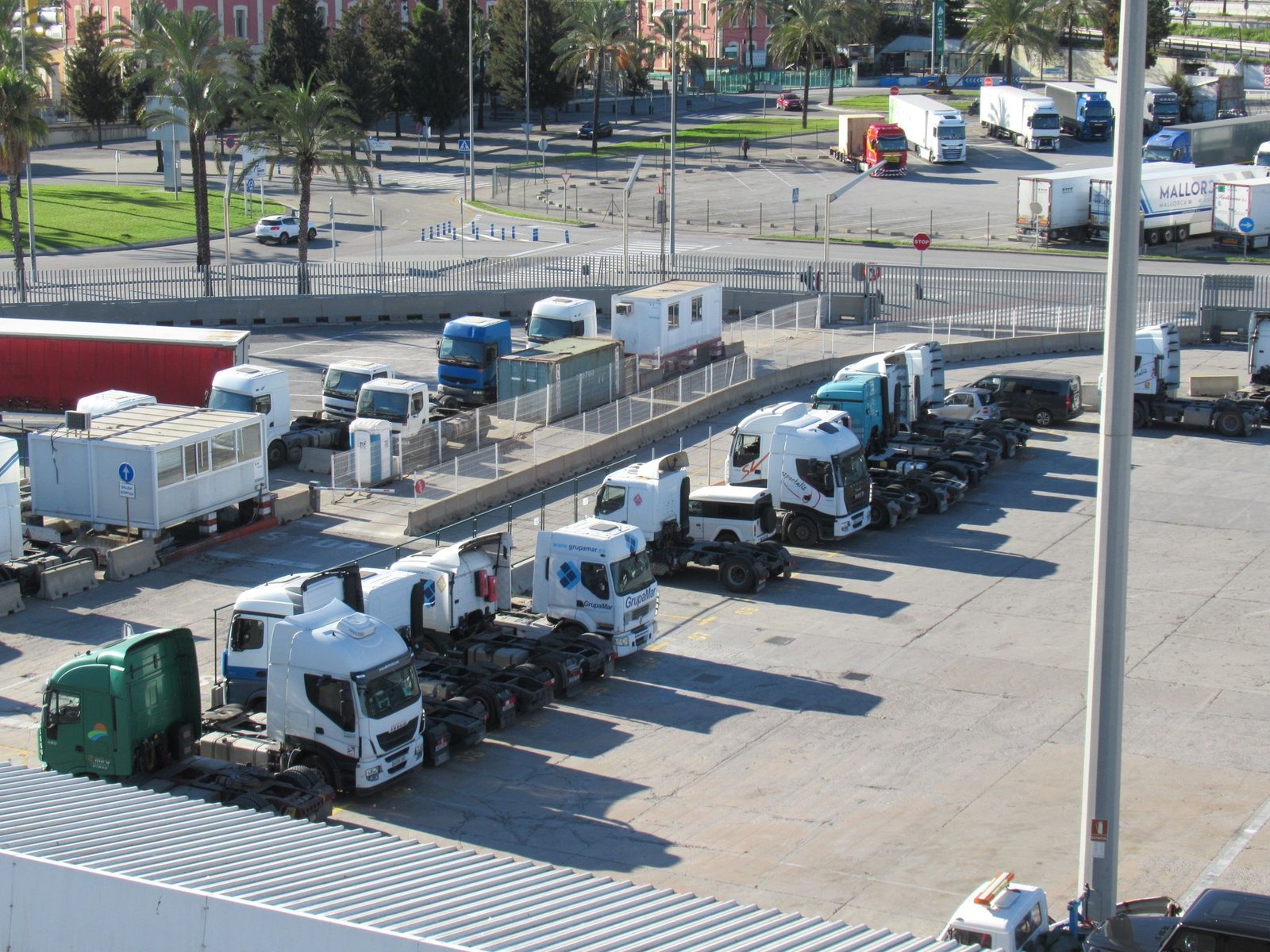 Tracteurs de camions stationnées sur le quai du port de la ville de Barcelone en Espagne photo gratuite