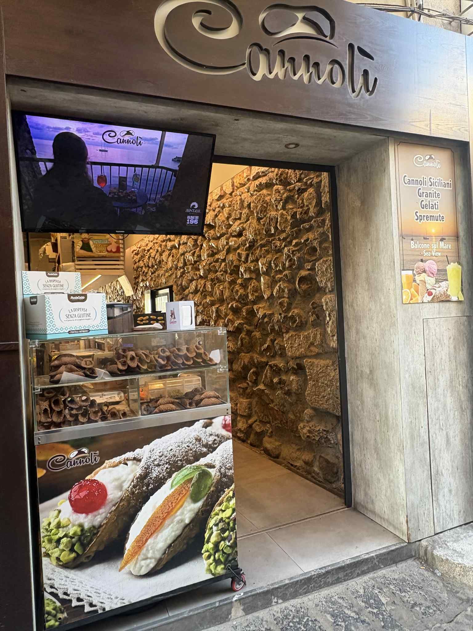 A Sicilian pastry called cannoli, free photo