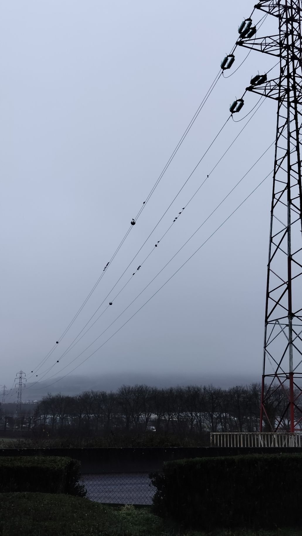 Un pylône et des lignes de transport d'électricité à haute tension, photo gratuite
