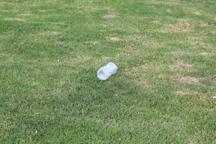 Un geste qui salit la nature photo gratuite