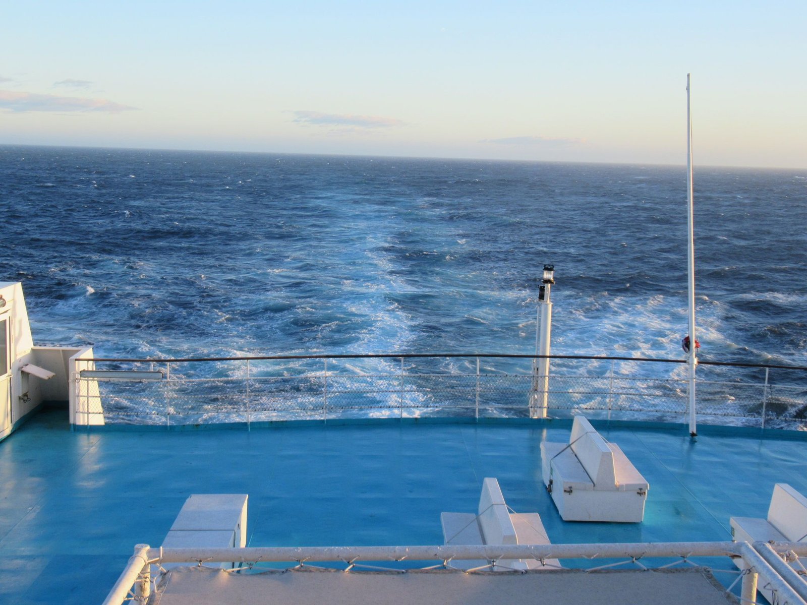 Le pont arrière d'un bateau de croisière, avec le sillage dans l'océan, photo gratuite