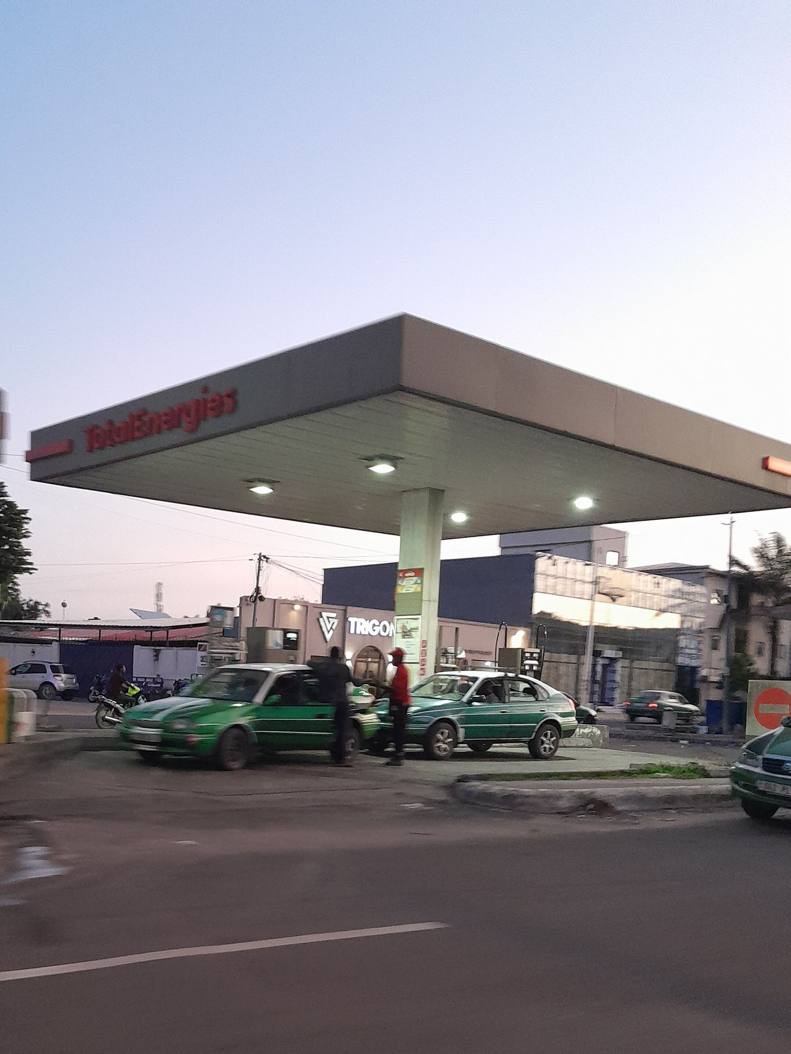 Recharge de carburant dans une station service