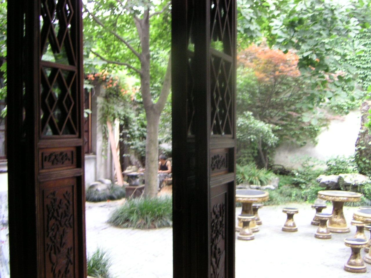 Portes en bois traditionnelles ouvertes, tabourets chinois dans la cour, Asie photo gratuite