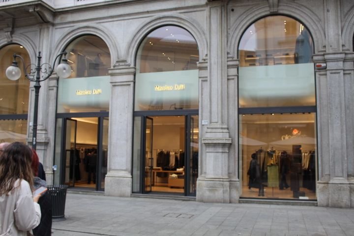 Le magasin Massimo Dutti, proposant des vêtements élégants et de qualité pour hommes et femmes, photo gratuite