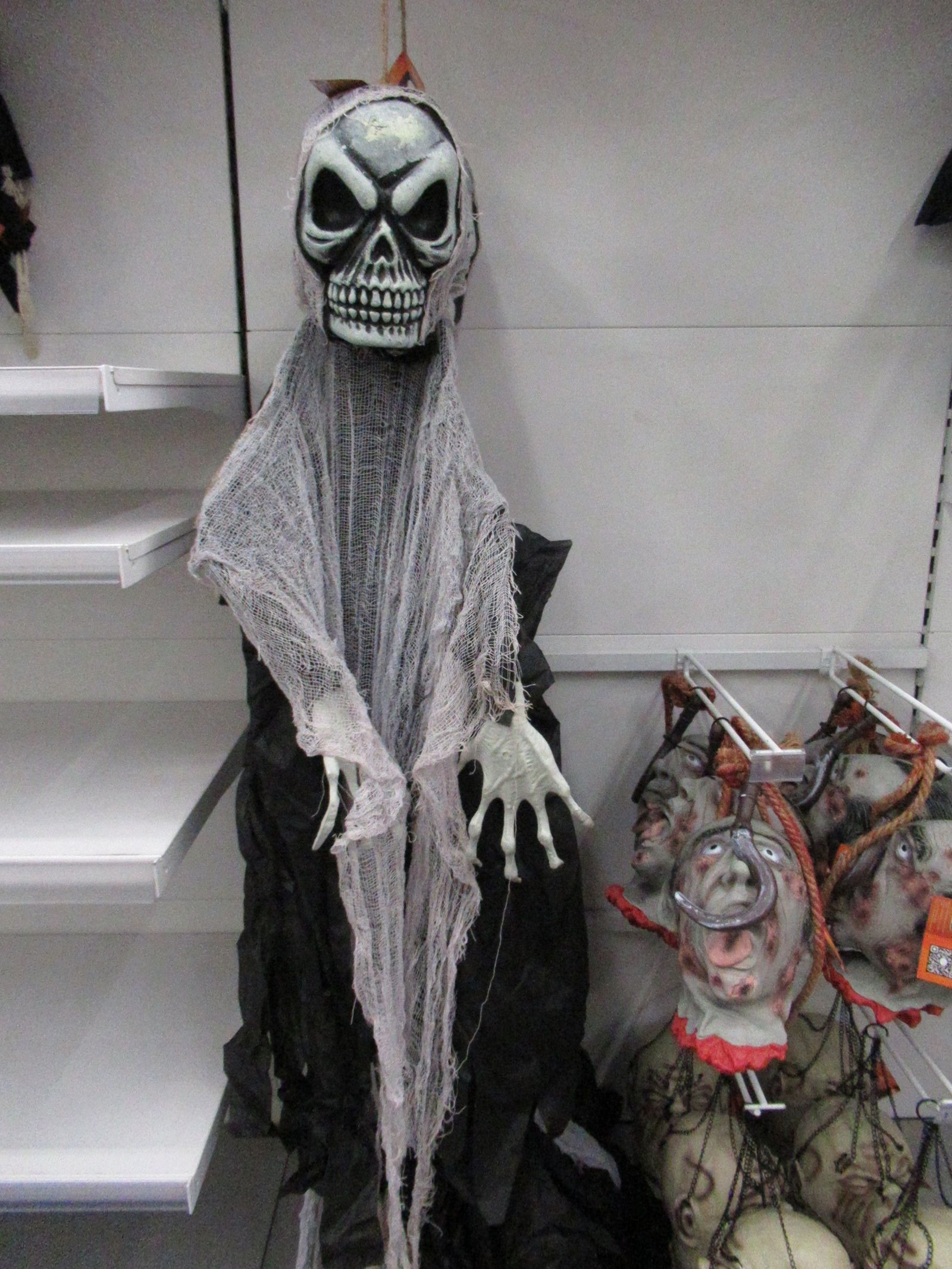 Squelette pour une décoration d'Halloween dans un magasin