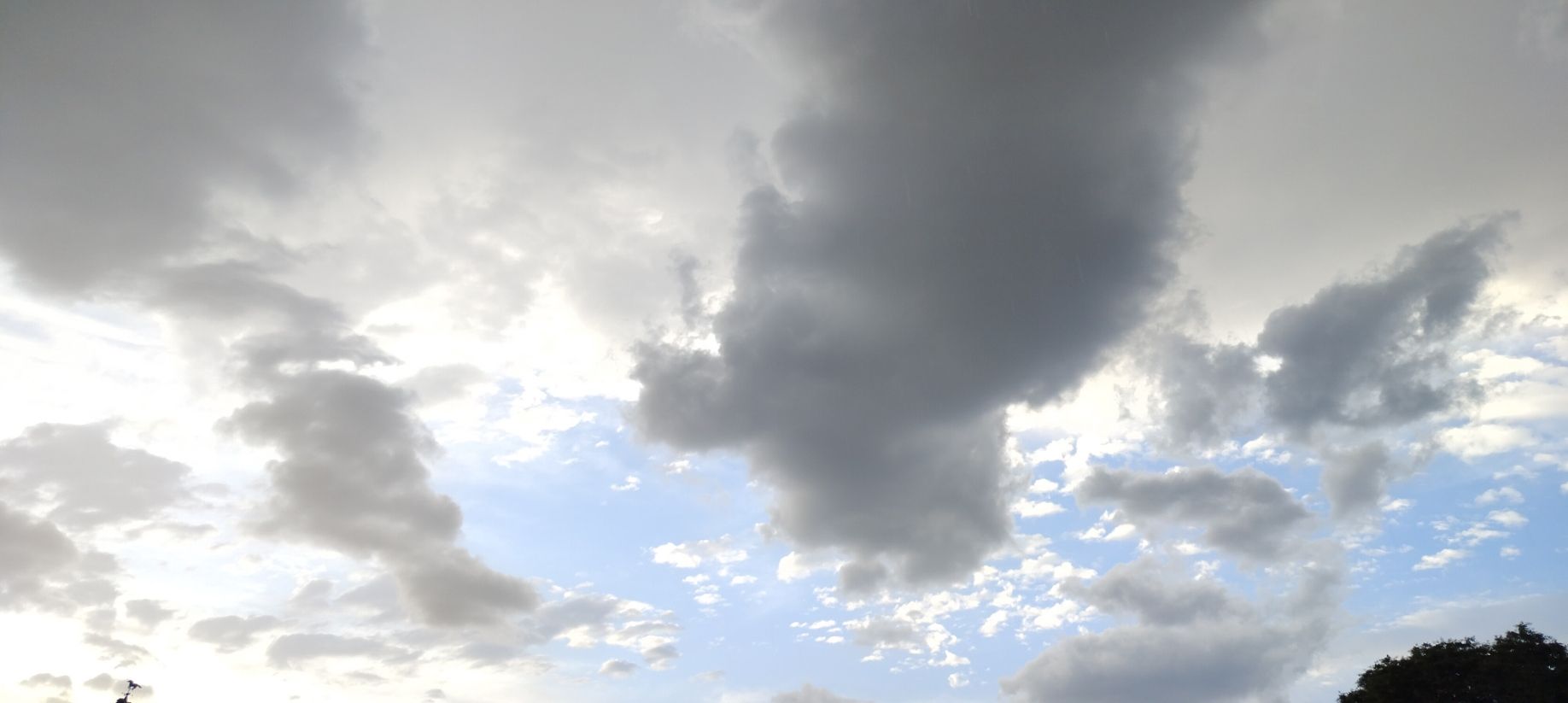Ciel couvert de nuages épais et sombres, Foto gratis de cielo cubierto de nubes espesas y oscuras