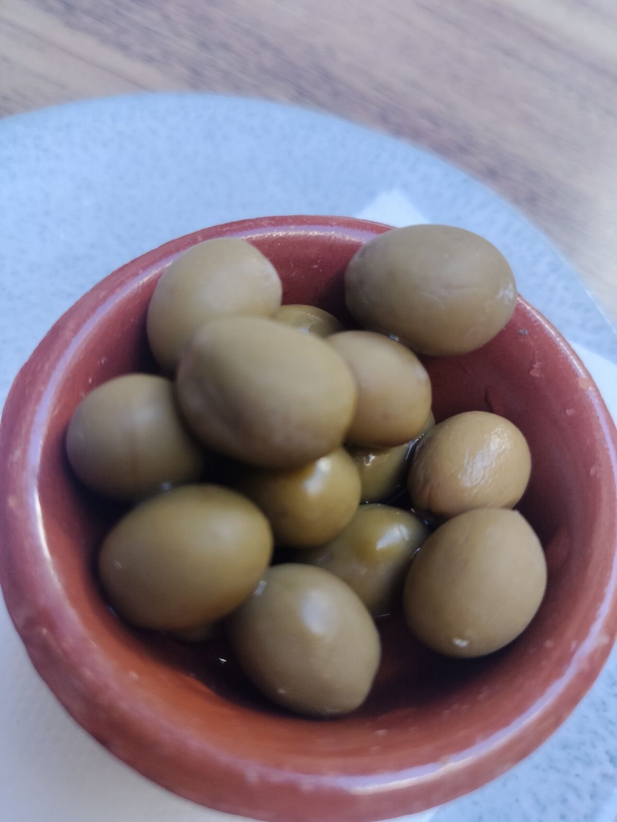 Des olives servies dans un petit bol, photo gratuite