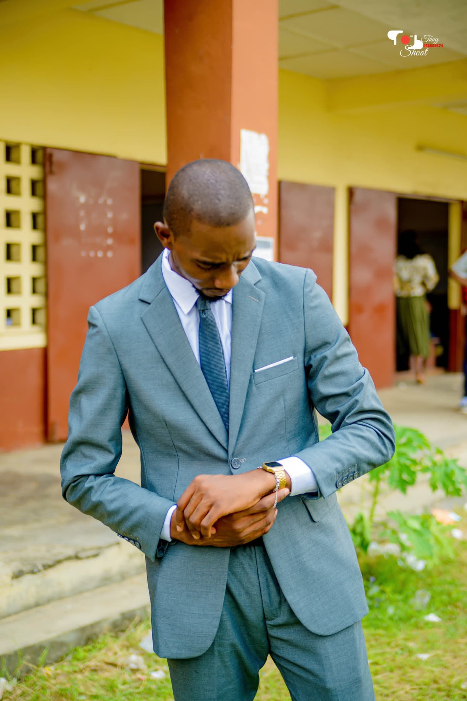 Un homme en costume vérifiant l'heure : Casteret-Danick photo gratuite