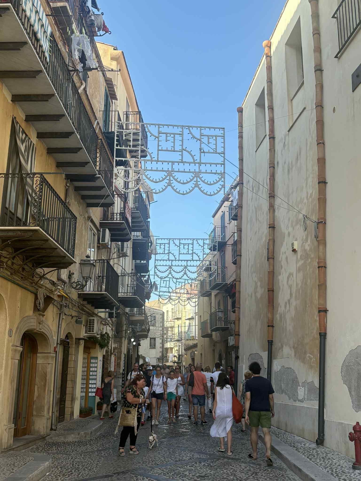 Une rue de Cefalù, une ville côtière située en Sicile, Italie, photo gratuite