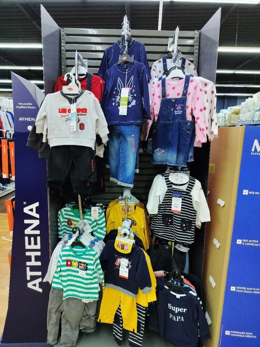 Vêtements mixtes d'enfants disponibles dans une boutique photo gratuite