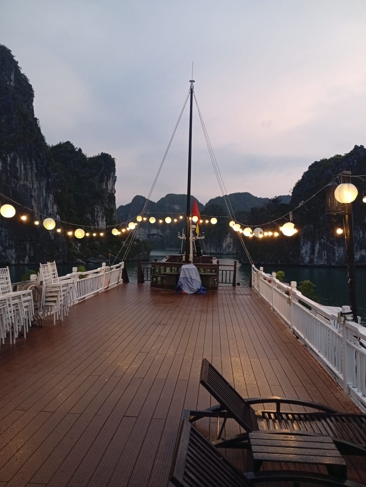 Terrasse en bois d'un bateau de croisière dans la baie d'Halong, Vietnam, photo gratuite