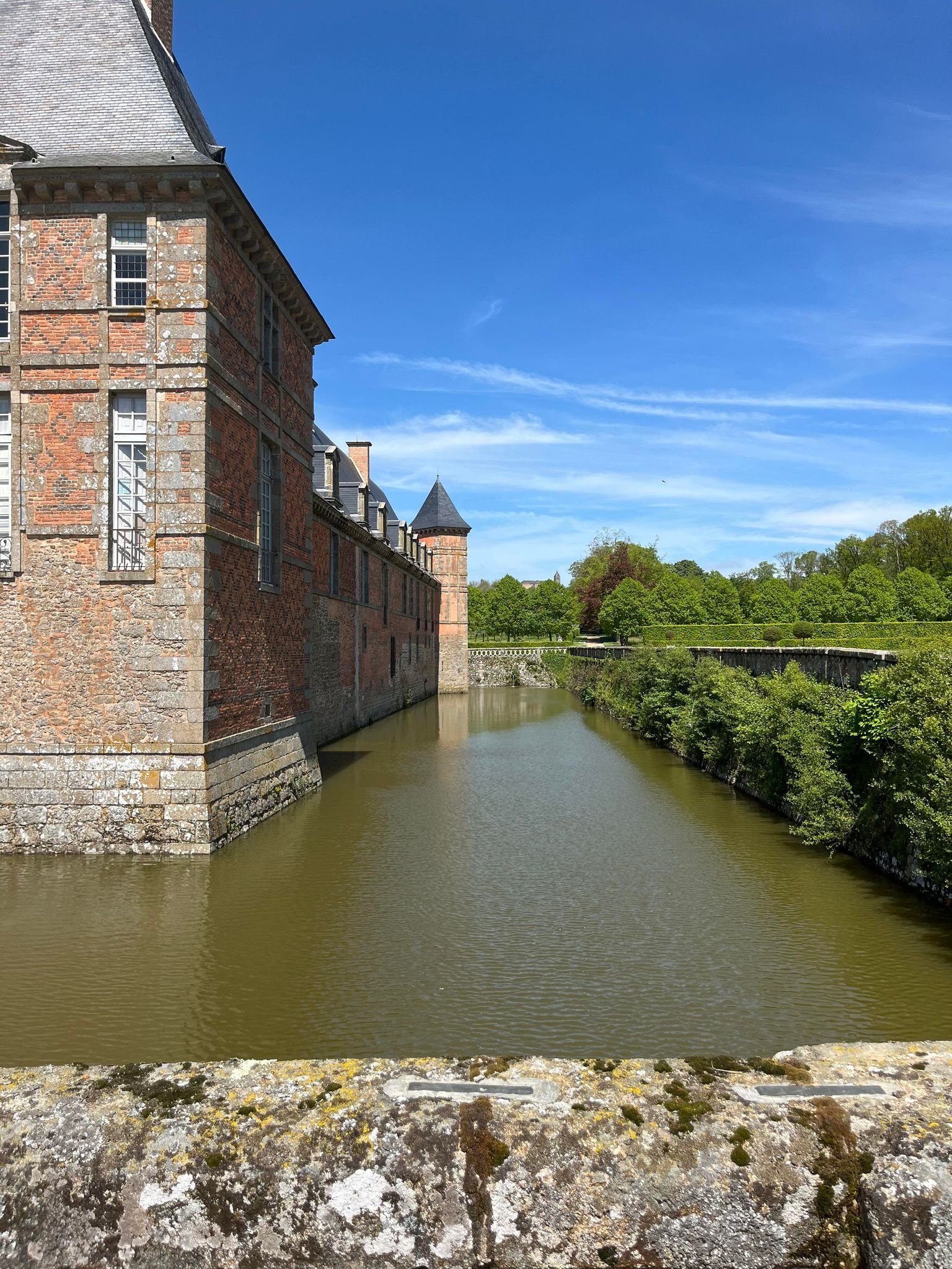 Partie du château de Carrouges entouré d'eau, douve